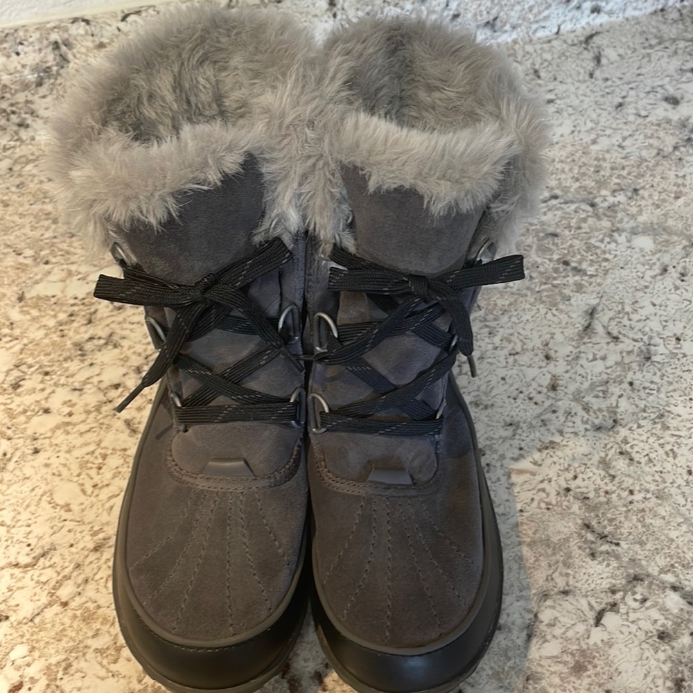 Sorel Tivoli Grey Suede Winter Snow Boots. Women’s size 10.5